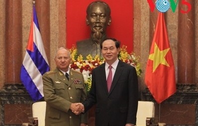 Spitzenpolitiker Vietnams empfangen Minister der kubanischen Streitkräfte